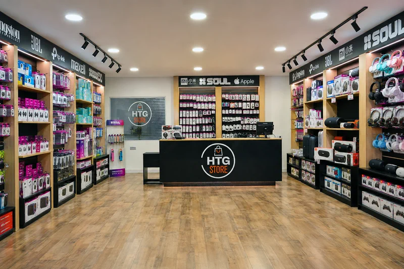 Salón de HTG Store con estanterías de accesorios y audio